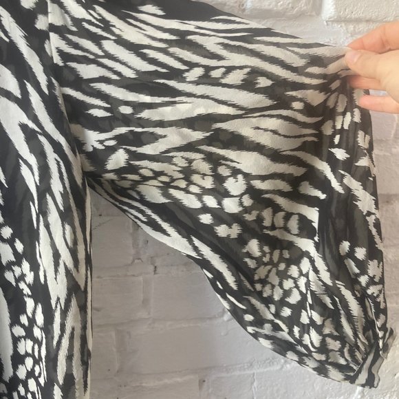 VERONICA BEARD PUFF SLEEVE ANIMAL PRINT TOP ~ SIZE 2 ~100%SILK PRINT - Picture 8 of 9